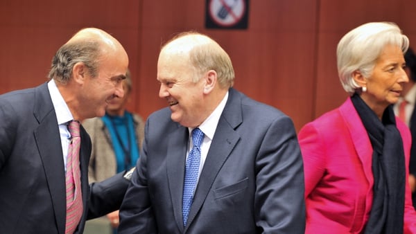 Spanish Finance Minister Luis De Guindos speaks with Michael Noonan next to IMF MD Christine Lagarde