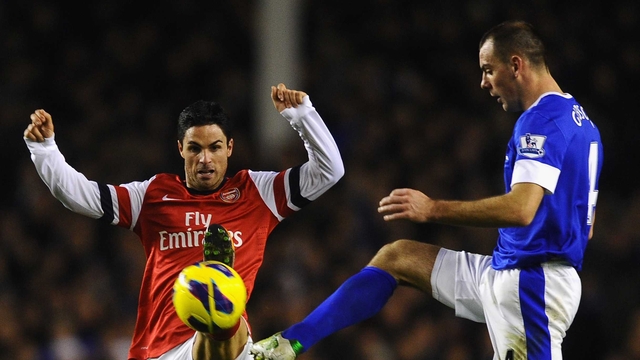 Darron Gibson of Everton challenges Mikel Arteta of Arsenal 