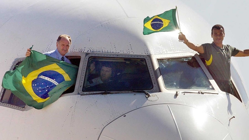 Luis Felipe Scolari (L) and team captain Cafu arriving home following the 2002 World Cup victory