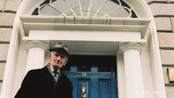 Vinnie Byrne outside 38 Upper Mount Street, Dublin in 1987.