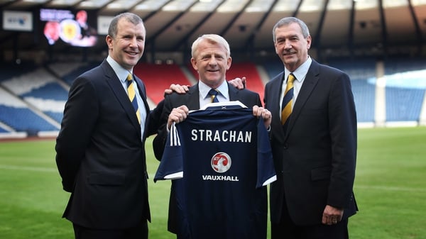 Gordon Strachan (centre) poses holding a Scotland shirt with Scottish FA chief executive Stewart Regan (left) and Scottish FA president Campbell Ogilvie (right)