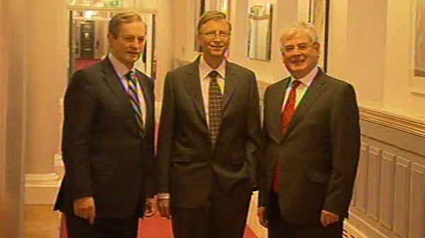 Bill Gates poses for photographs alongside Enda Kenny and Eamon Gilmore at Government Buildings this morning