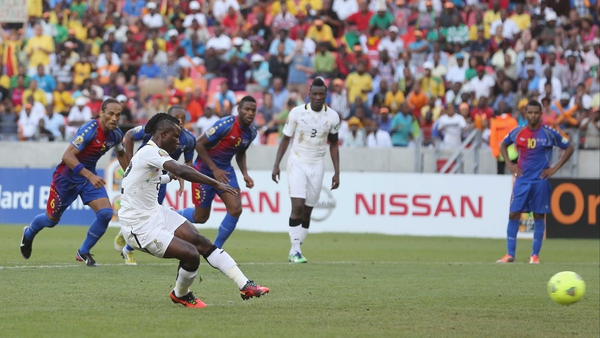 Mubarak Wakaso slams home a penalty for Ghana against Cape Verde