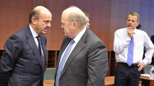 Finance Minister Michael Noonan (centre) with Spanish Finance Minister Luis De Guindos (left) before the talks last night