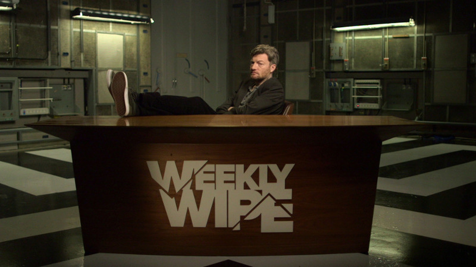 This week s. Charlie Brooker's 2016 wipe (ТВ). Чарли монитор. Charlie's Weekly. Charlie’s Weekly Украина.