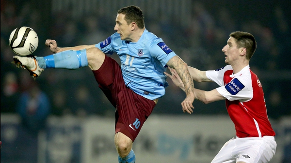 Gary O'Neill of Drogheda gets there ahead of Ian Bermingham