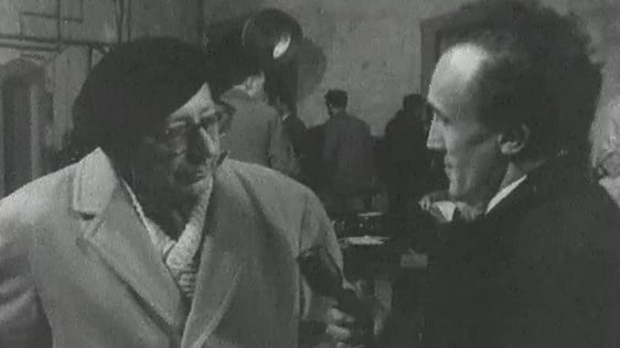 Film director Arthur Dreifuss talks to Jim Fitzgerald on location for 'The Quare Fellow'.