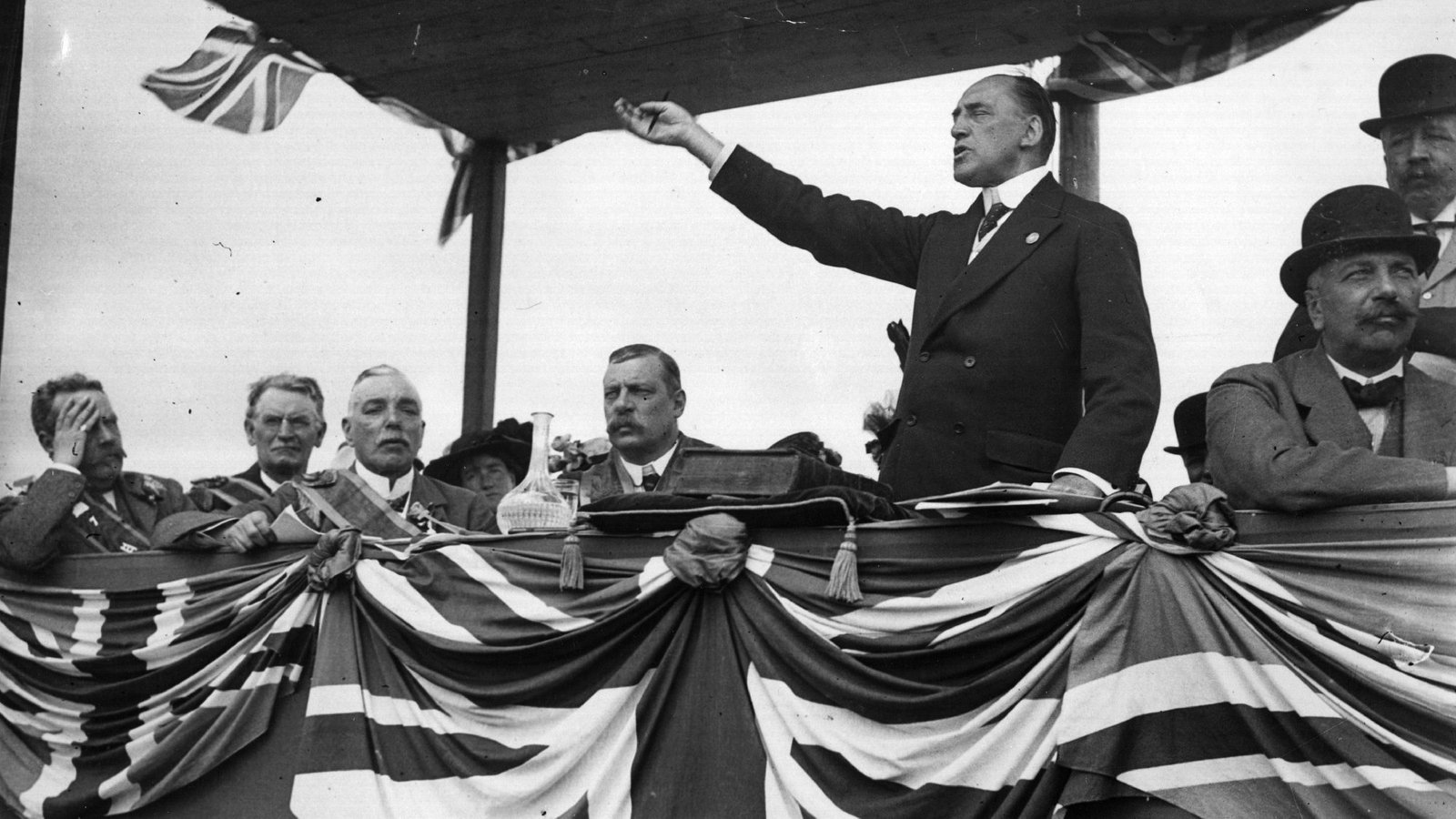 Image - Edward Carson gives a speech. He urged Ulster unionists to form their own provisional government if a Home Rule bill was finally passed.