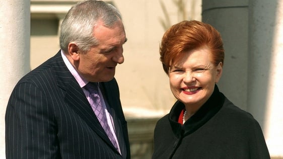 Bertie Ahern greets Latvian President Vaira Vike-Freiberga Dublin 01 May, 2004.