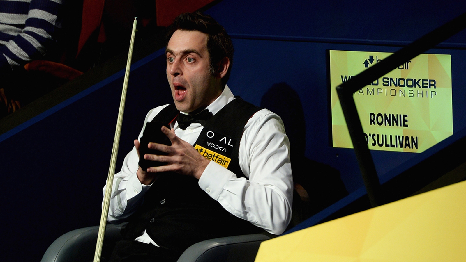 Distracted Ronnie closes in on final