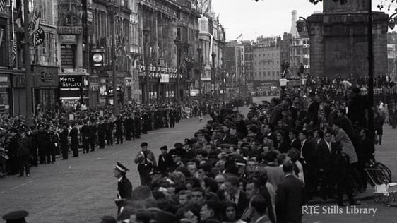 Crowds on O'Connell St, Dublin to meet President Kennedy (1963)