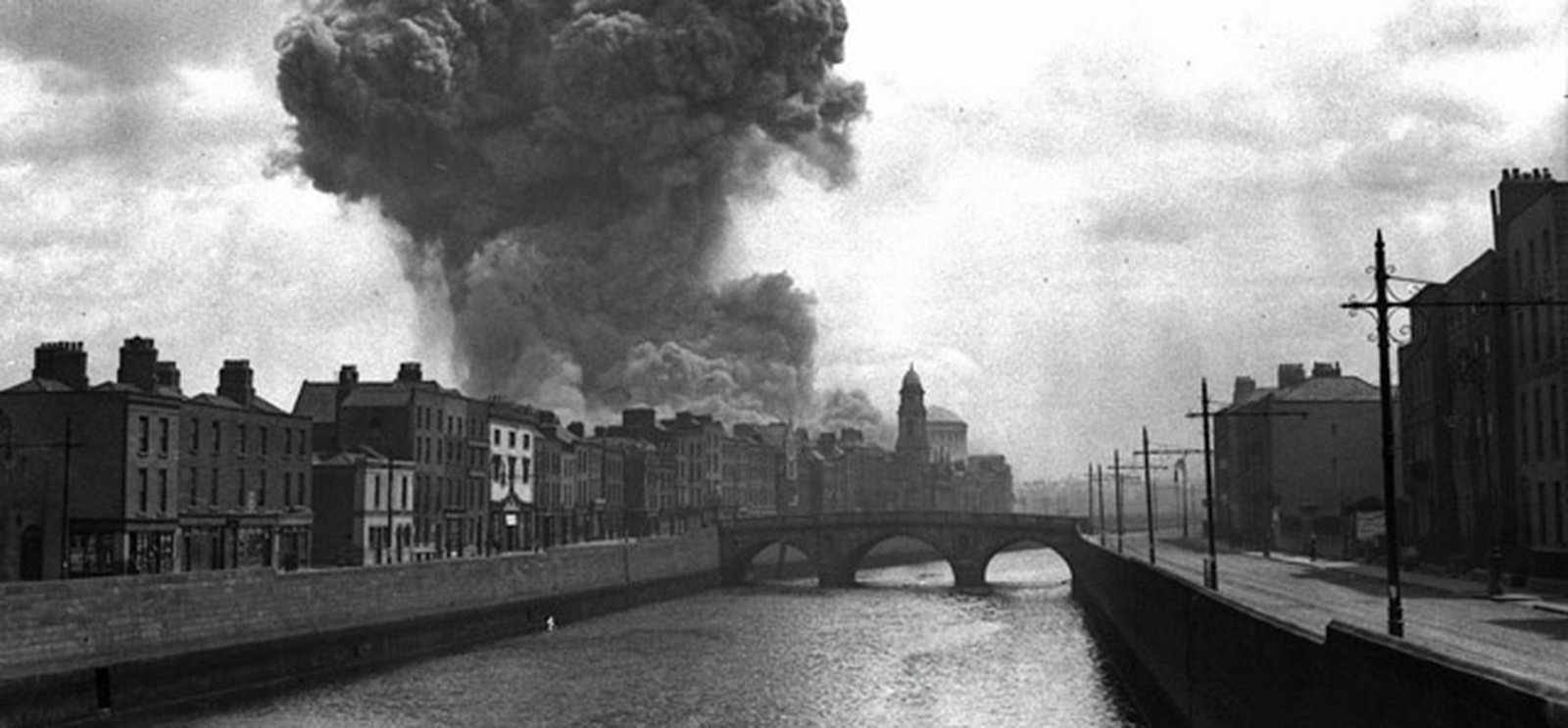 Image - The Four Courts ablaze, in June 1922