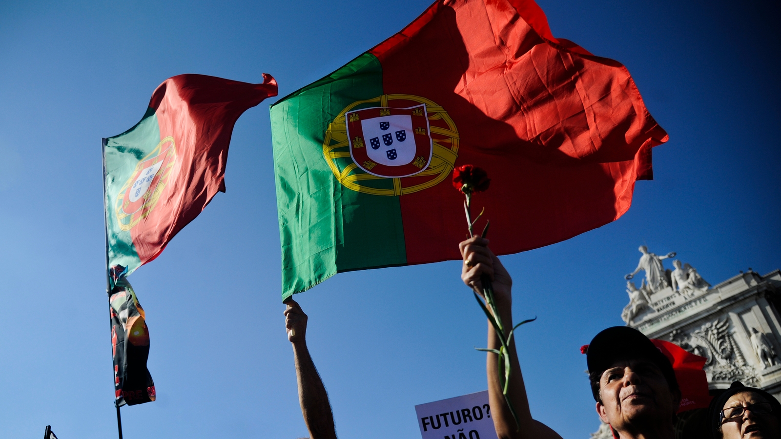 Portugal's economy returns to growth in 2014