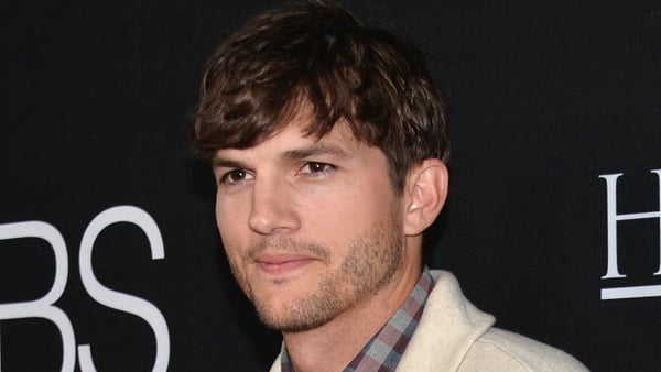 Ashton Kutcher is proud of his No Strings Attached co-star for highlighting the differences in their salaries for the film