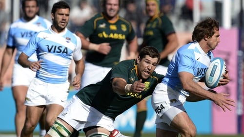 Argentina's winger Gonzalo Camacho (r) escapes a tackle by South Africa flanker Willem Alberts