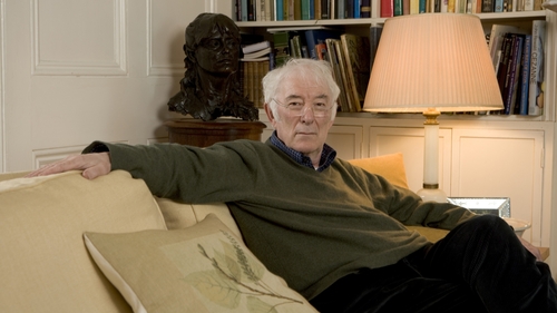 Former US President Bill Clinton has described Seamus Heaney as a 'powerful voice for peace'