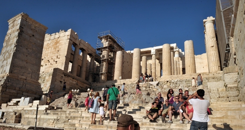 Greek tourism industry gives economy a boost in the second quarter