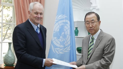 Professor Ake Sellstrom (L), head of chemical weapons team hands over the report to Ban Ki-moon (Pic: UN)