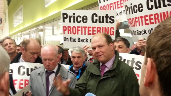 Farmers claim there is a €370 price difference between cattle in Ireland and in the UK