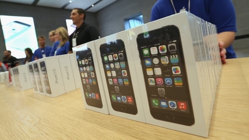 'Robot' scopes up some of the first new iPhones on sale in Sydney