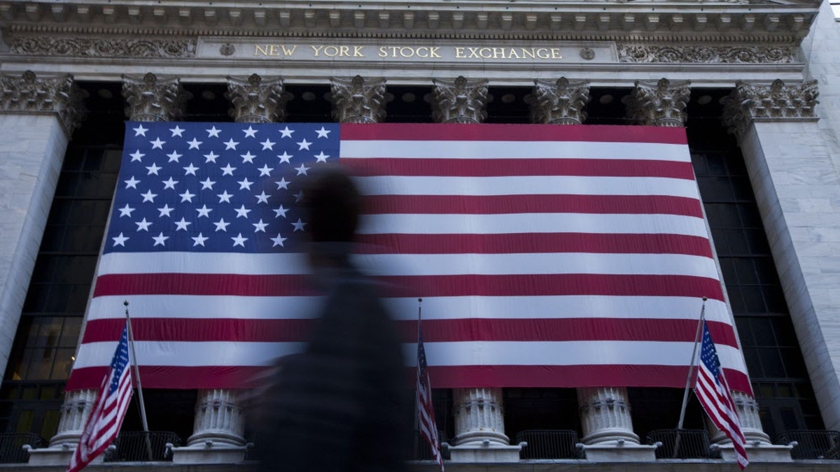 What's behind the big tumble in global share prices? News At One