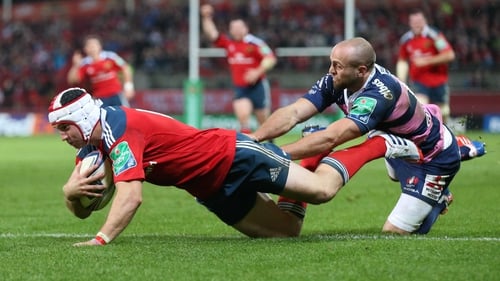 Munster's Johne Murphy scores a try despite the efforts of Gloucester's Charlie Sharples