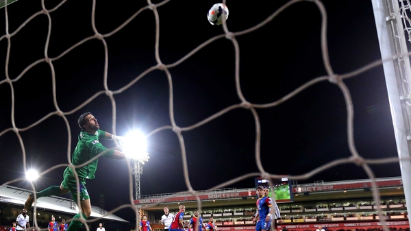 Steve Sidwell's shot flies to the back of the Palace net to make it 2-1 to Fulham