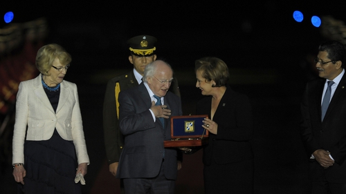 President Michael D Higgins receives the keys of the city of San Salvador from Gloria Calderon de Oñate (R)