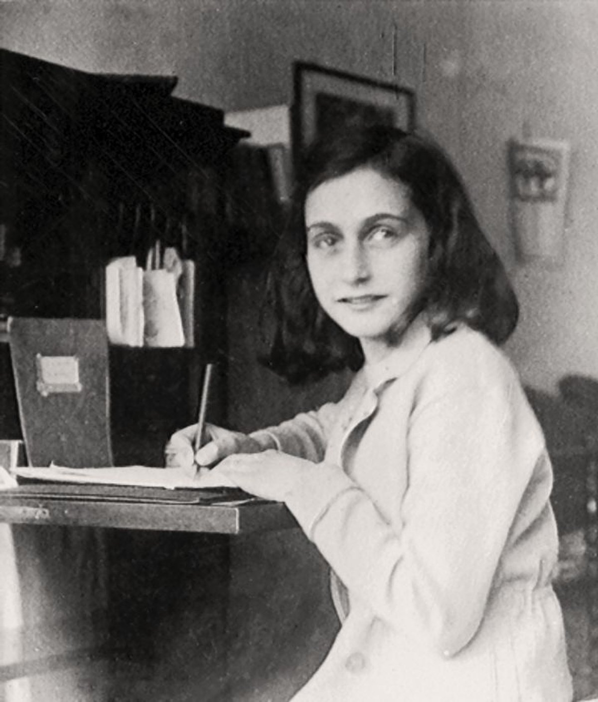 Anna frank. Анна Франк. Еврейская девочка Анна Франк. Анна Франк фото. Берген Бельзен Анна Франк.