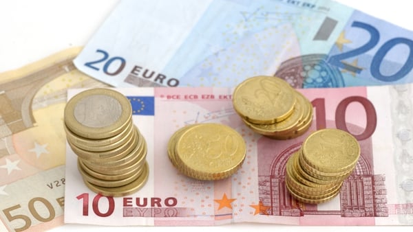Average weekly earnings eased to €687.28 in the fourth quarter of 2013 from €691.74 a year ago