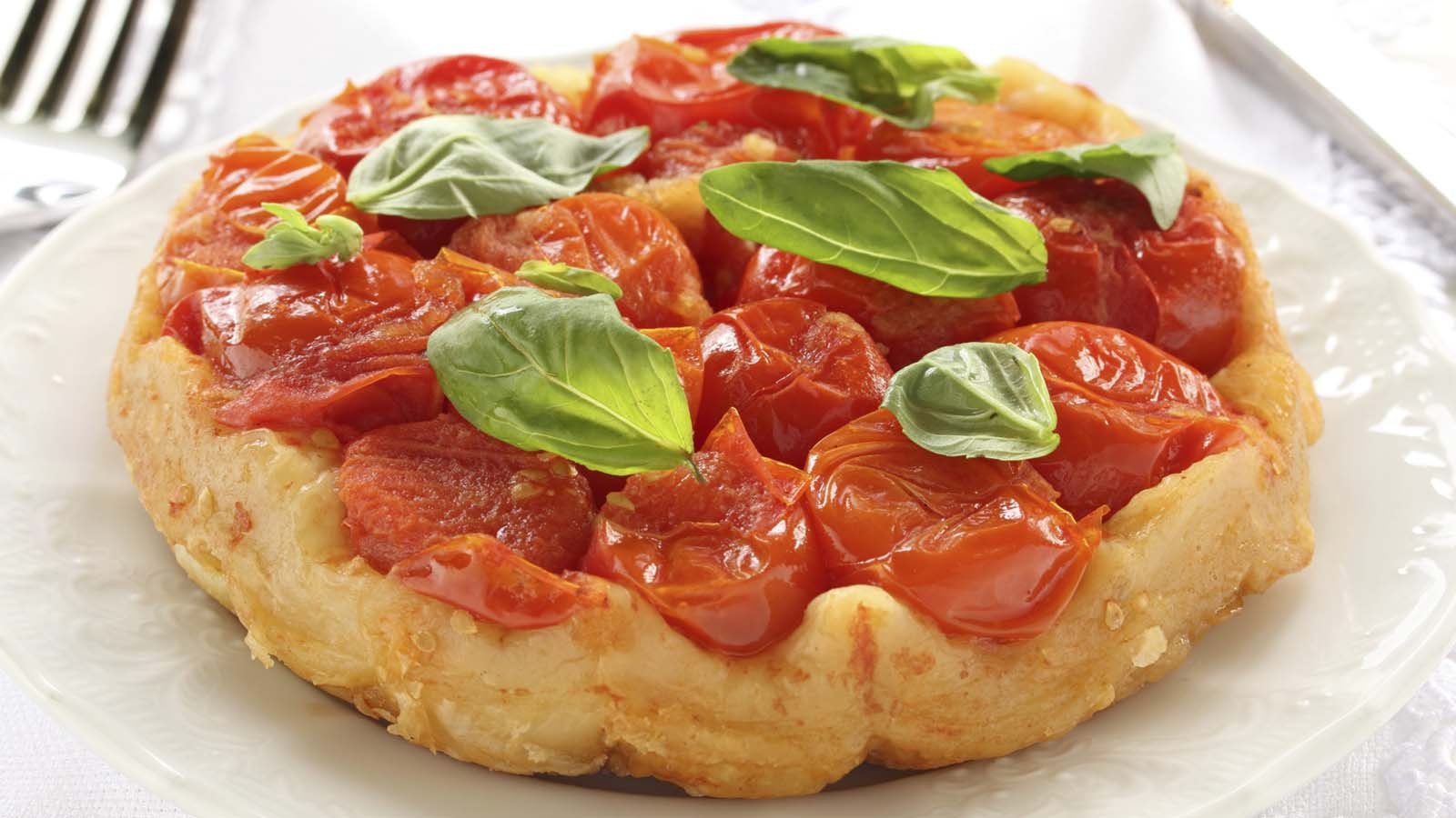 рецепт пиццы со слоеным тестом в духовке с колбасой и сыром и помидорами фото 108