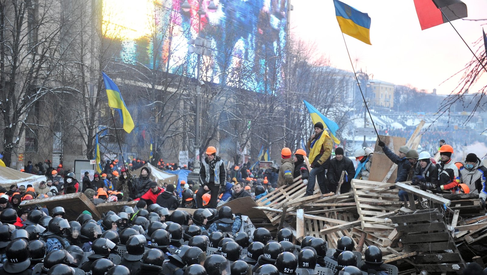 Шедшие события. Майдан 2014 Маккейн. Поддержка Евромайдана. Поддержка Евромайдана в 2014. Портал в Европу на Майдане.