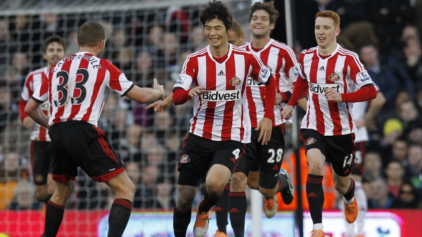 Sunderland players rush to congratulate Ki Sung-Yueng after he scored the second