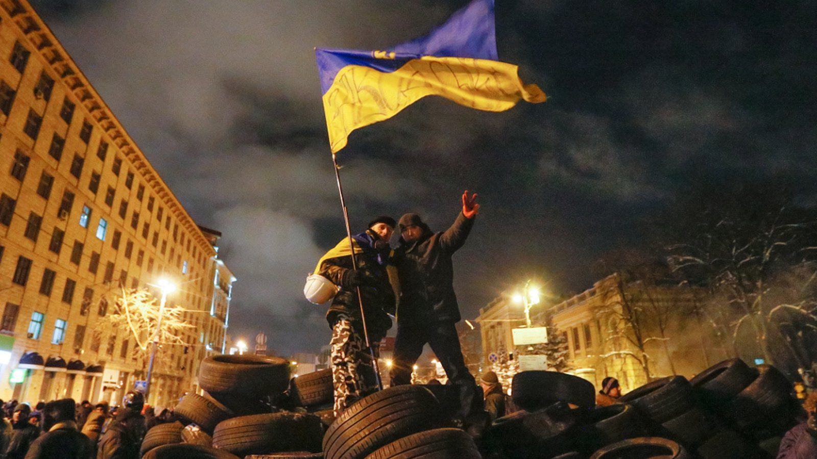 Ukrainian protesters extend barricades in Kiev