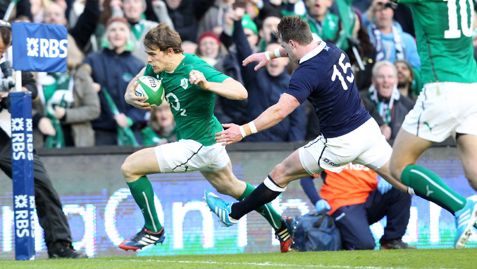 Schmidt's new Ireland ease past Scotland