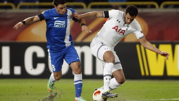 Dnipro's Victor Giuliano (l) vies with Tottenham's Etienne Capoue