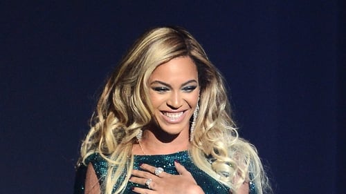 Beyoncé: "I'm pretending to get a face-lift and Botox"