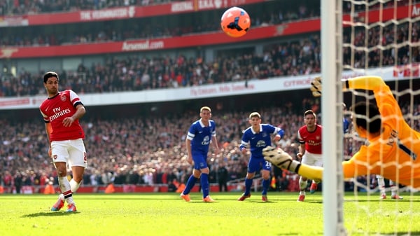 Mikel Arteta scores from the spot against rivals Everton