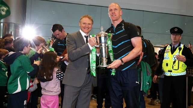 Joe Schmidt and Paul O'Connell with the Six Nations trophy