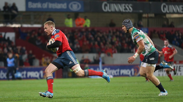 Keith Earls scores Munster's first try against Treviso