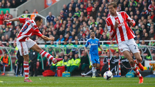 Peter Crouch (r) gets out of the way as Peter Odemwingie shoots to give Stoke City the lead