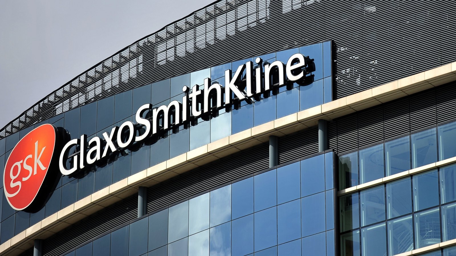 Latest company. ГЛАКСОСМИТКЛЯЙН. GLAXOSMITHKLINE лого. Glaxo Smith. GSK Company.