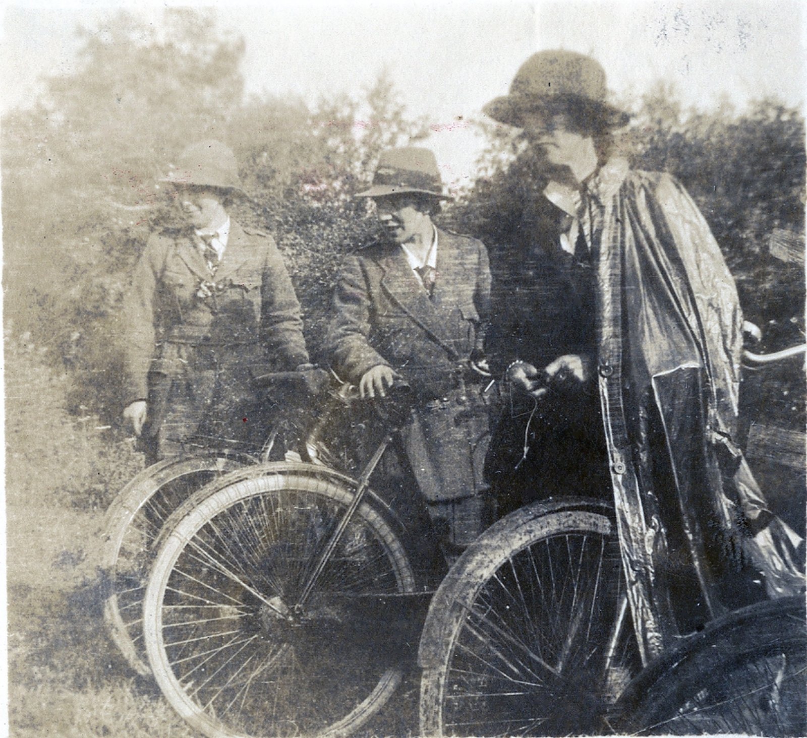 Image - Cumann na mBan Cyclist Corps en route to Bodenstown. Photo: © Military Archives