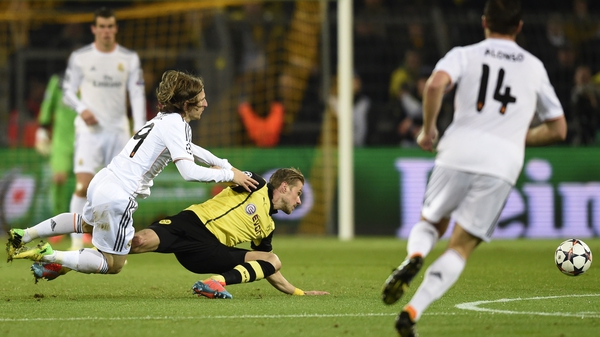Dortmund's defender Oliver Kirch (C) and Real Madrid's Croatian midfielder Luka Modric