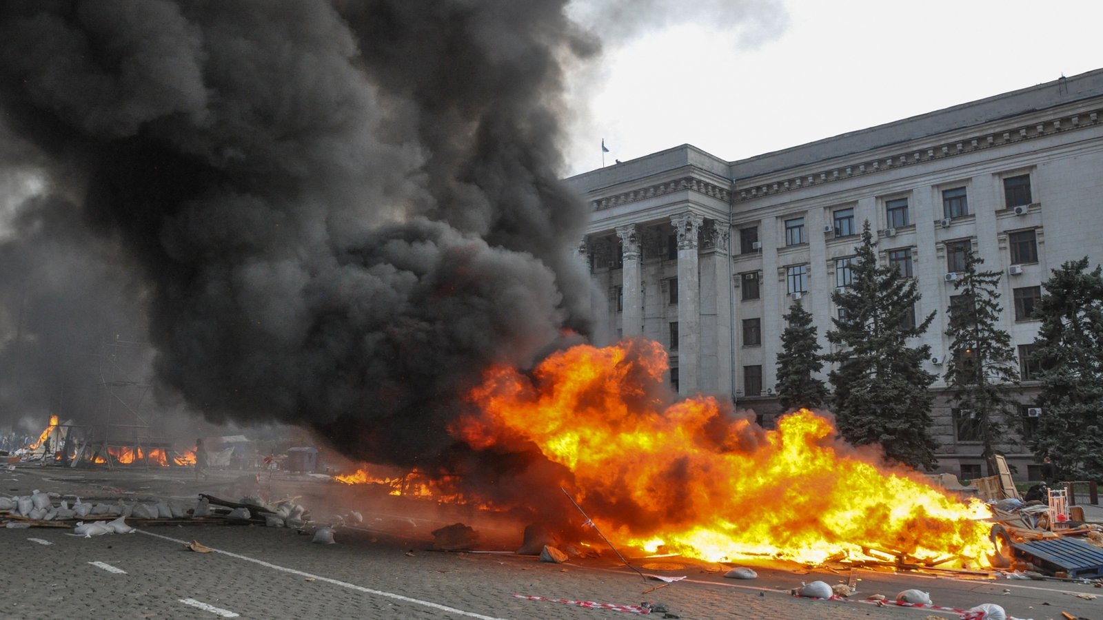 Видео дома профсоюзов. Одесский дом профсоюзов 2 мая 2014. Гончаренко Одесса 2 мая 2014г дом профсоюзов. 2014 Год Украина пожар Одесса дом профсоюзов. Одесса 2 мая дом профсоюзов.