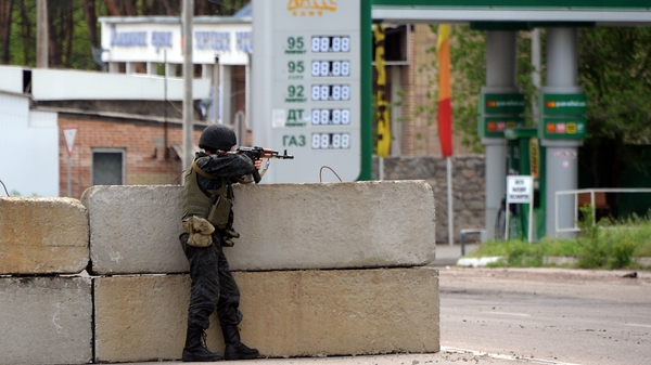 A Ukrainian soldier takes position at a checkpoint near the eastern Ukranian town of Slaviansk