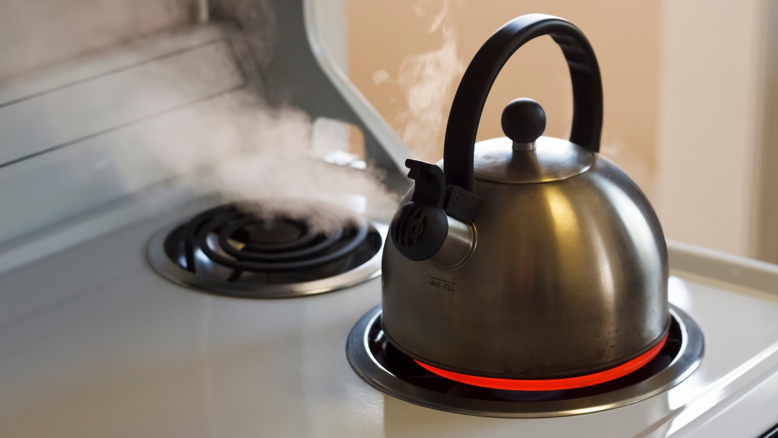 Kettle. Чайник кипит. Чайник для плиты. Чайник кипит на плите. Чайник кипятится.