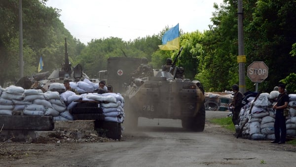 Ukrainian soldiers take position at a checkpoint near the eastern Ukranian city of Slaviansk