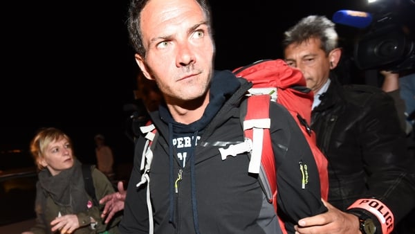 Rogue trader Jerome Kerviel gives himself up to French authorities