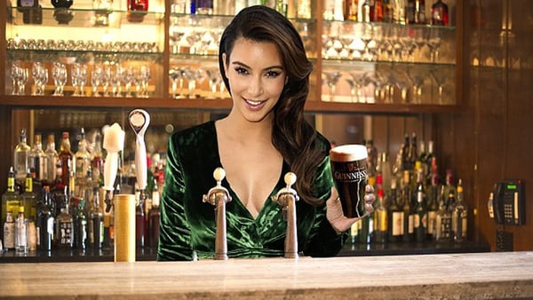 Kim Kardashian spotted enjoying a pint of Guinness Pic via Twitter @tetraimages